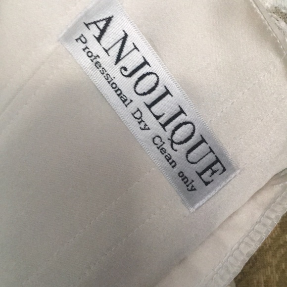 Anjoloque wedding dress beast 30, waist 32 , hip 40 - Picture 9 of 9